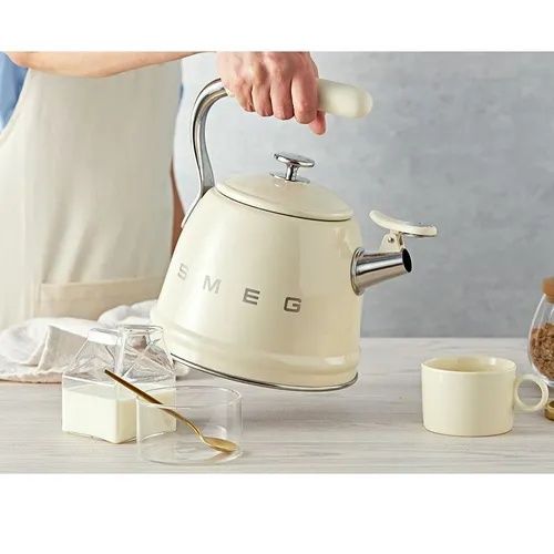 Чайник со свистком Smeg 2.3 л, цвет кремовый