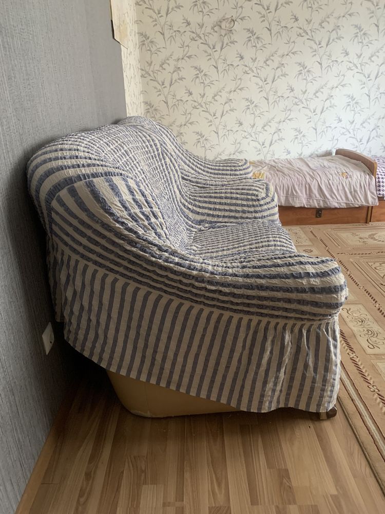 Продам комплект мягкой мебели (двухместный и одноместный диван)