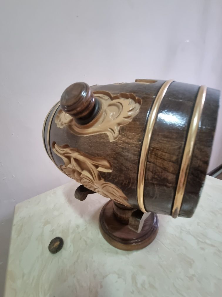 Продам бочку деревянную для спиртных напитков.