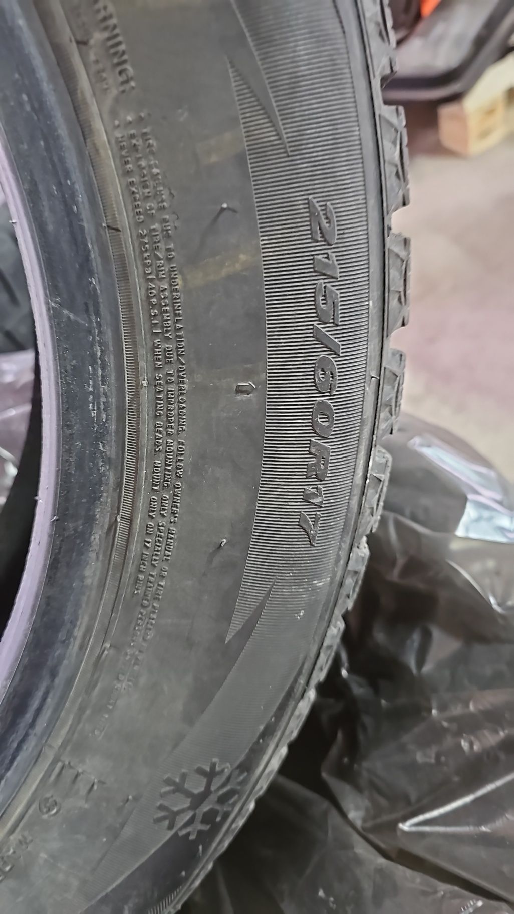 Зимняя шипованная резина 215/60/17 roadstone
