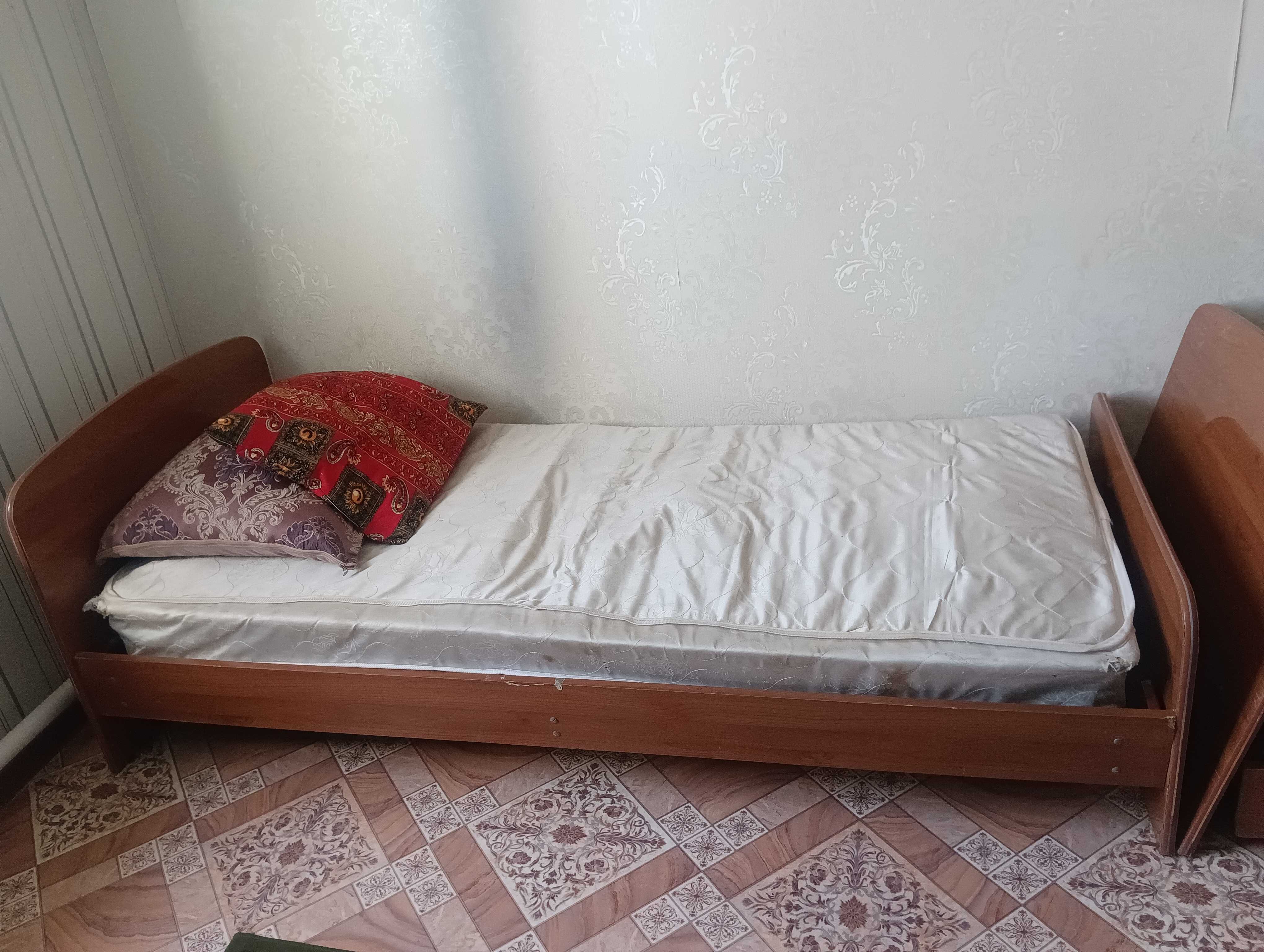 Кровать деревянная
