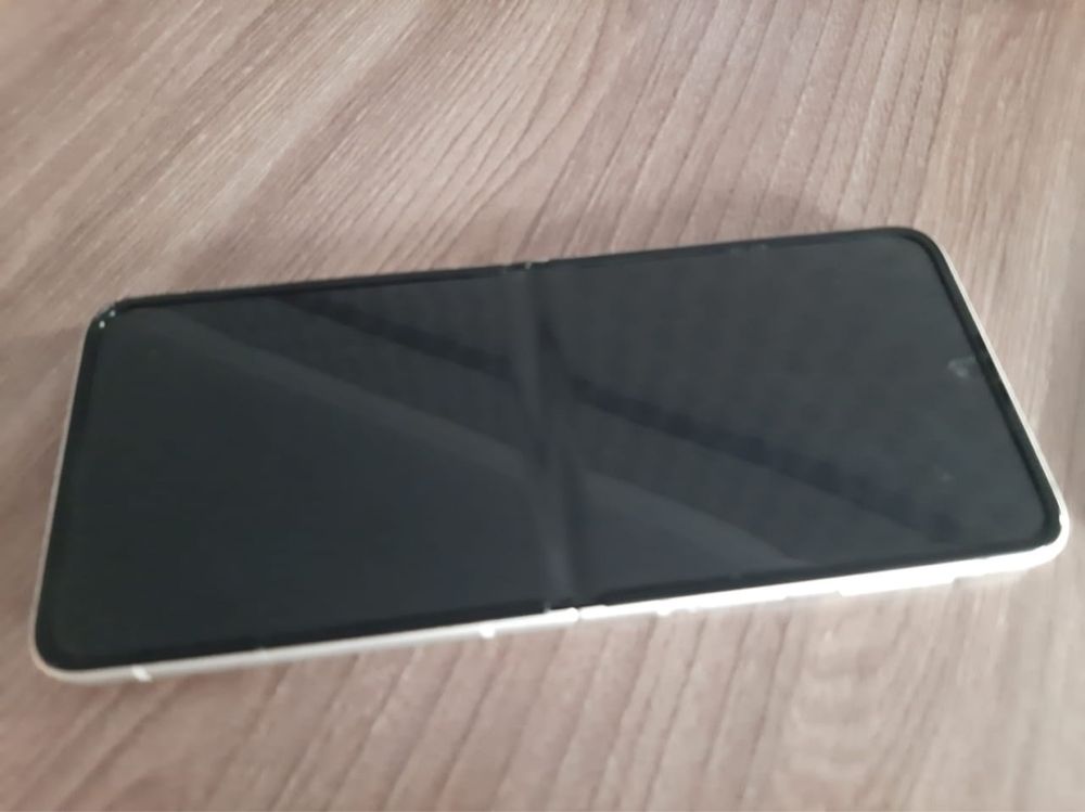 Продам телефон Samsung z flip 3 256