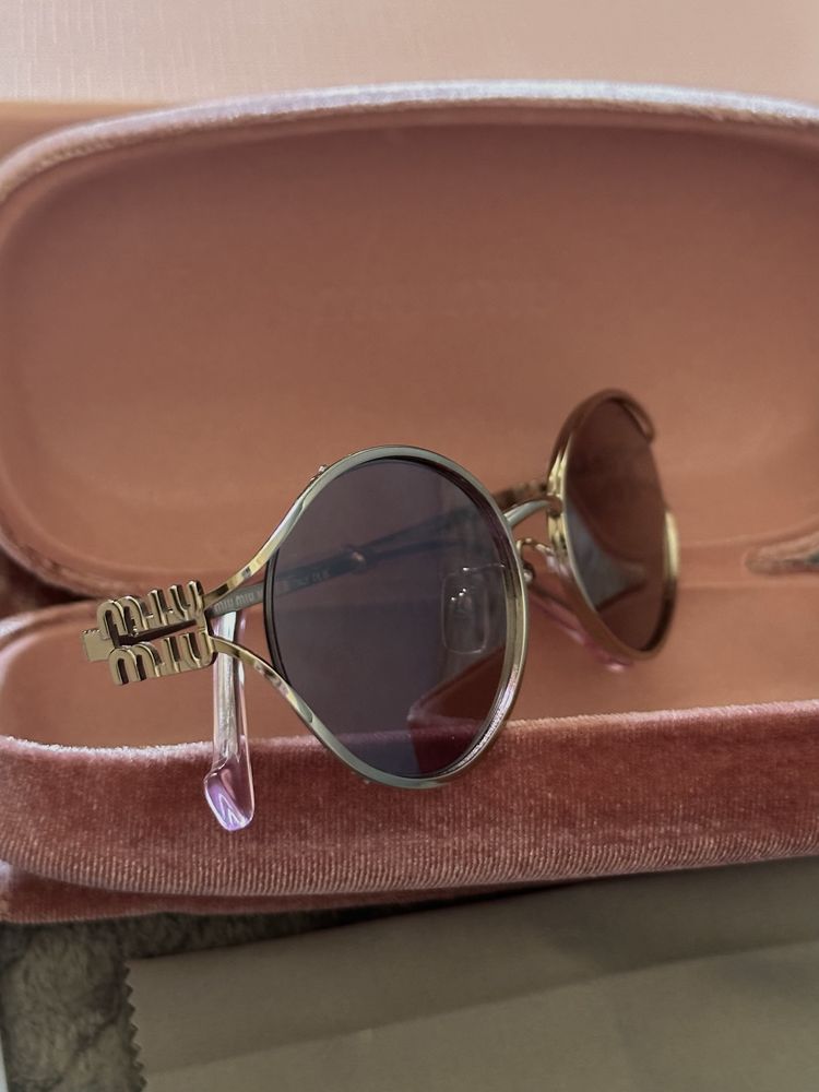 Стильные очки бренда Miu Miu