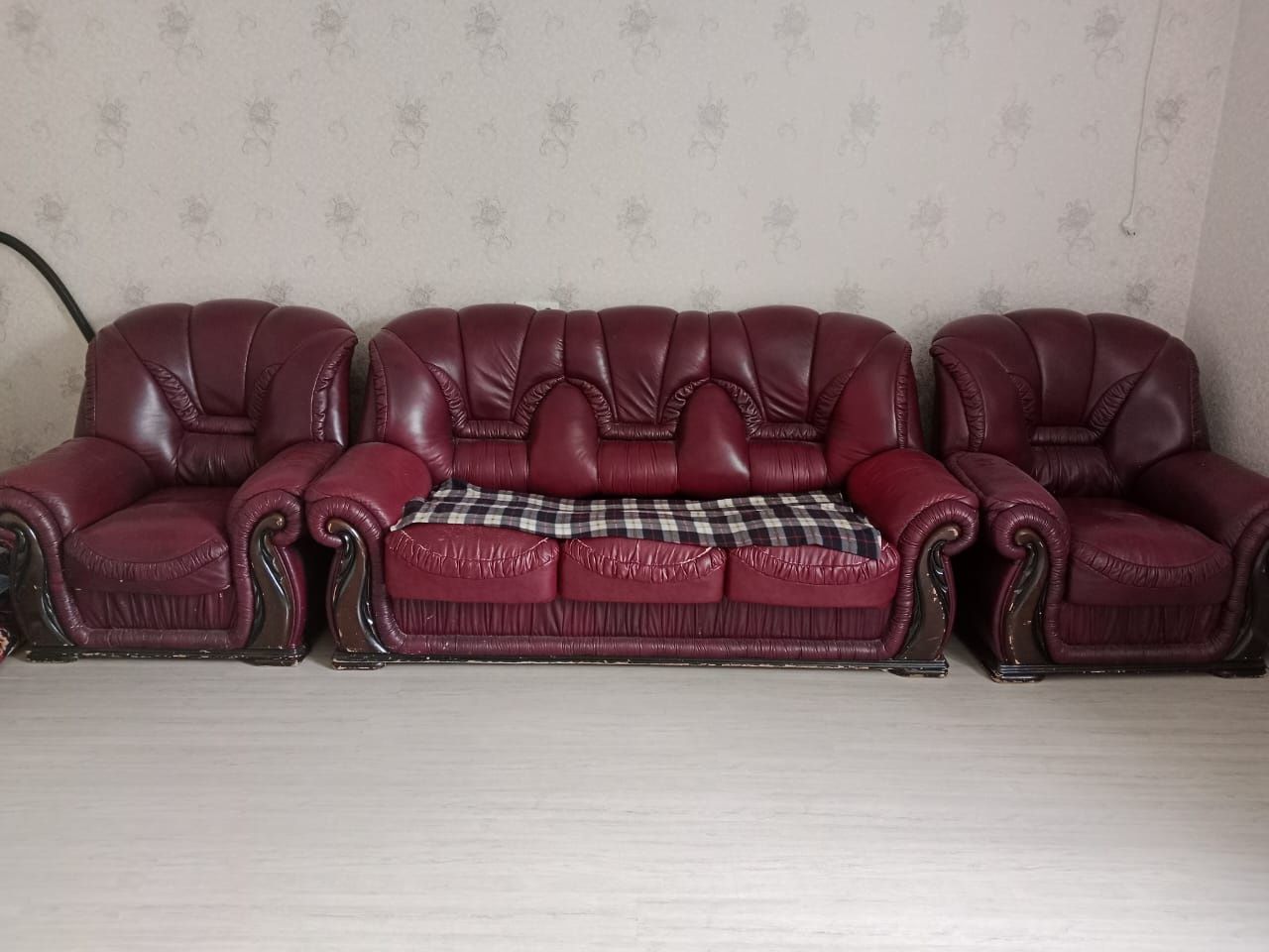 Мягкий коженный диван.