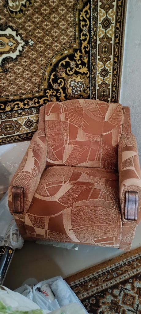 СРОЧНО Продам диван с креслами