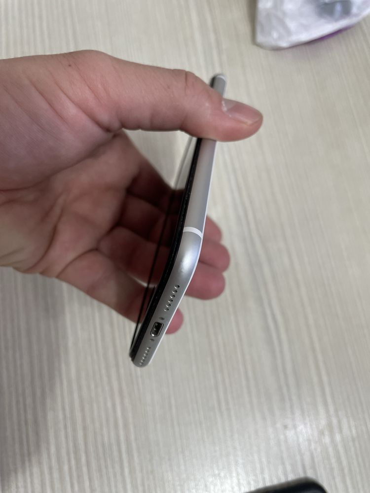 Продам Iphone SE 2020_64Gb_в _идеальном _состоянии