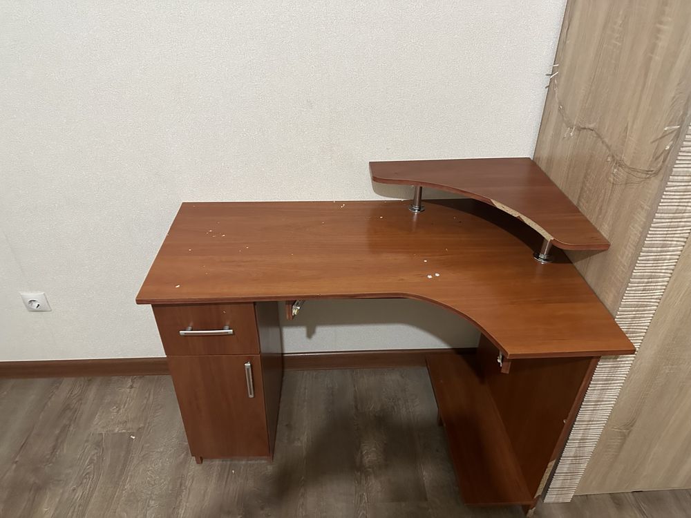 Продам шкаф,кровать и рабочий стол