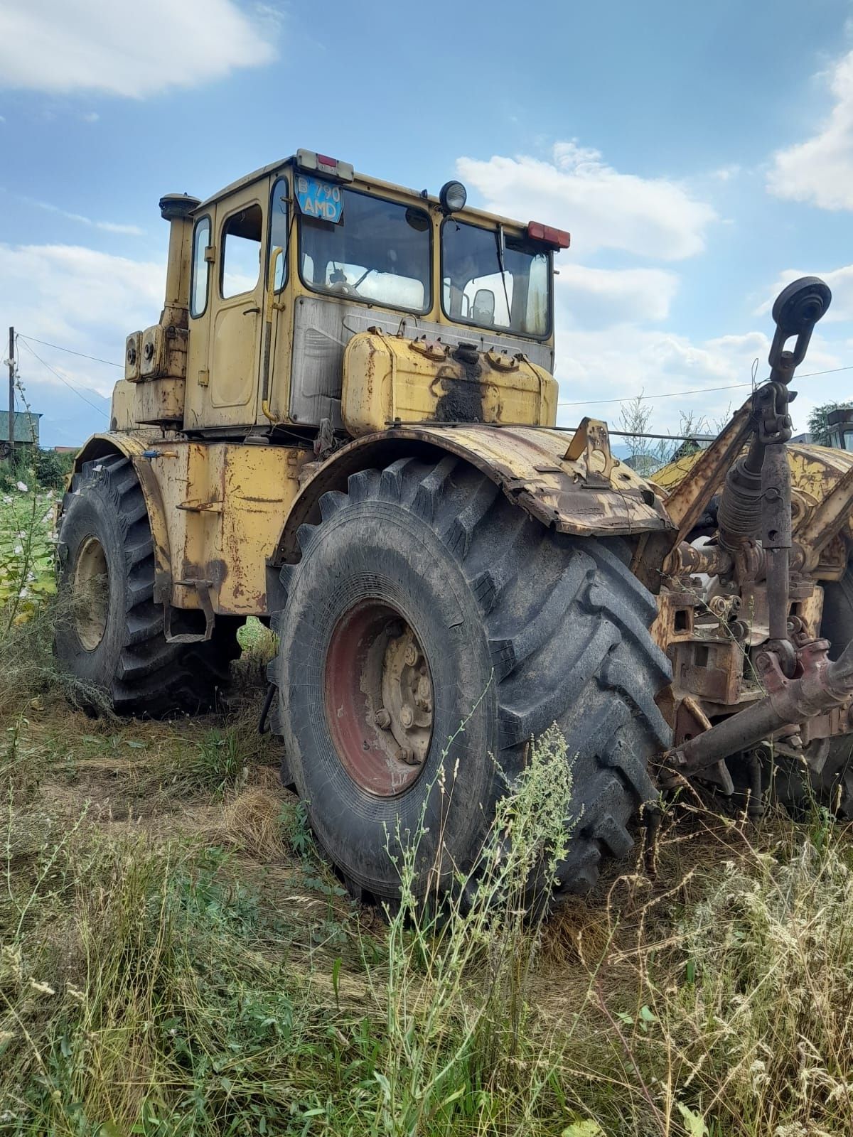 Продам К700 вместе с плугом срочно можно и по отдельности цена