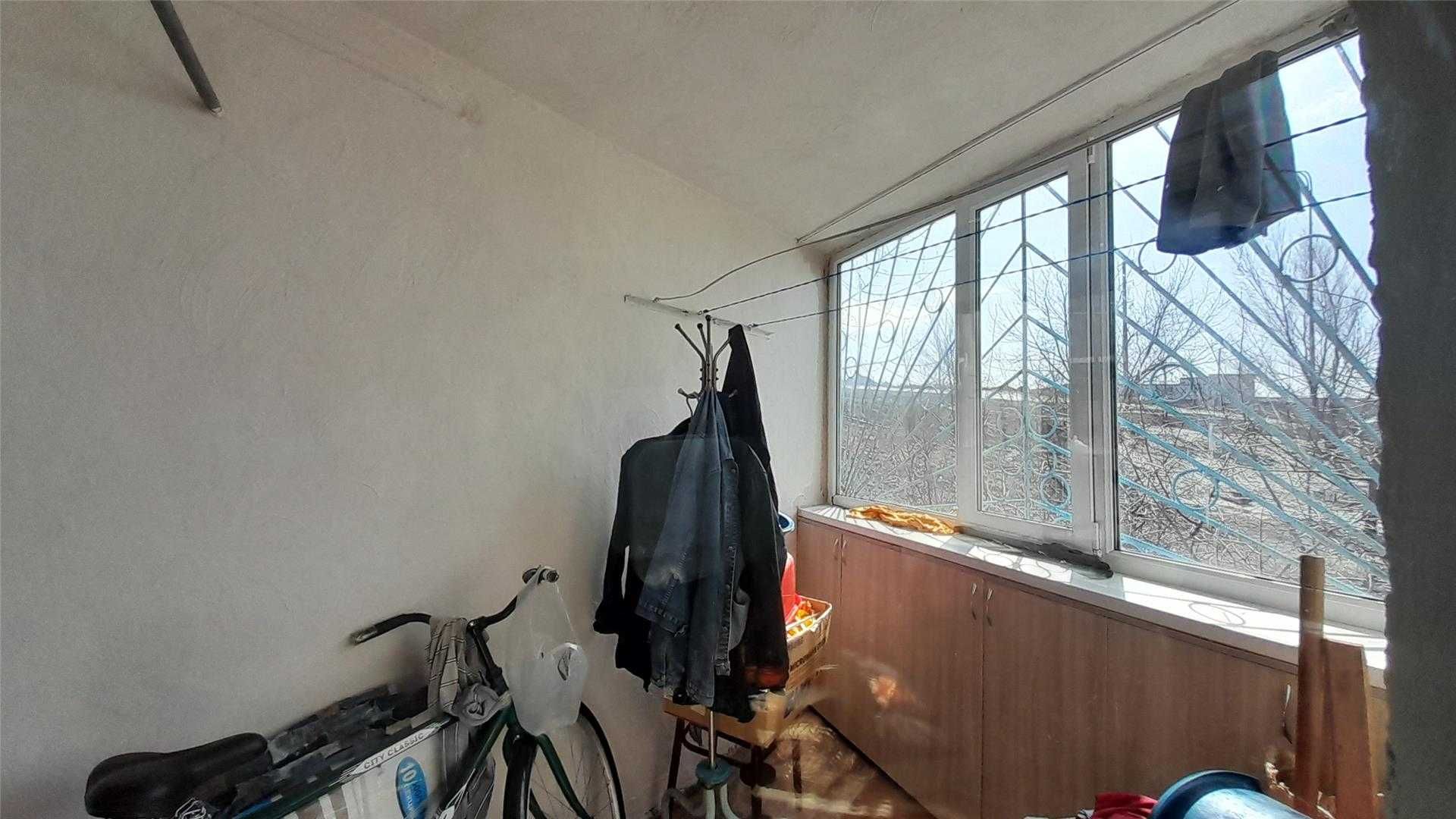 Продам 4 комн квартиру на 8 мкр на 1эт/9 эт