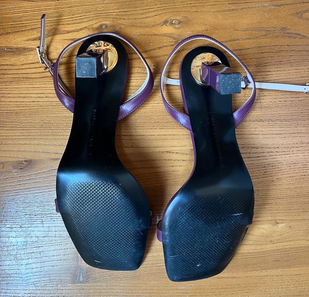 Продам новые босоножки, марка charles & keith