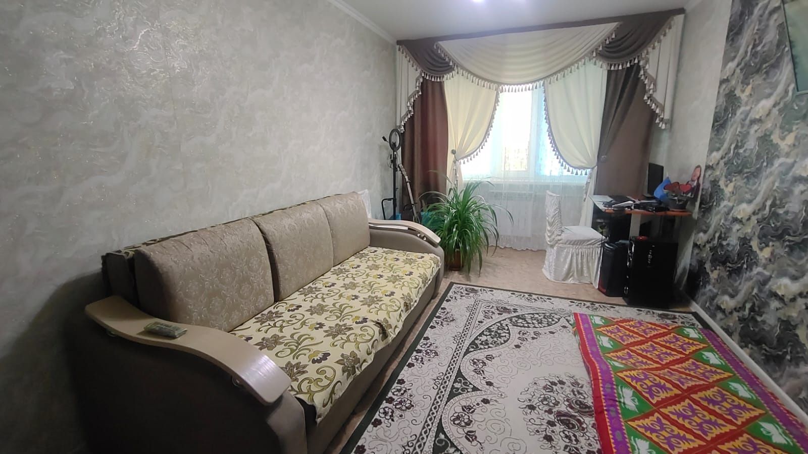 Диван и шторы + ковёр