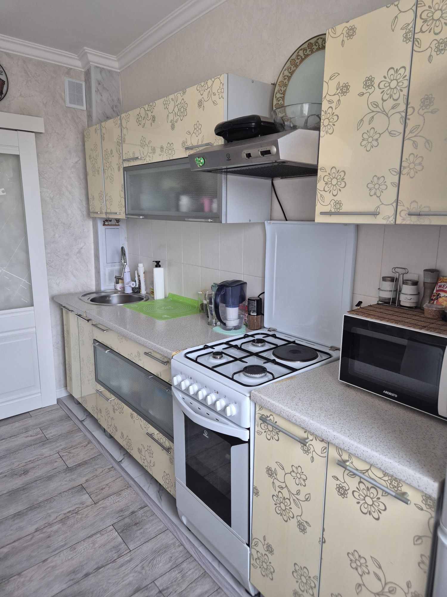 Продам газовую плиту Indesit