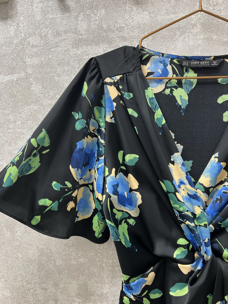 Платье Zara черное в цветочек