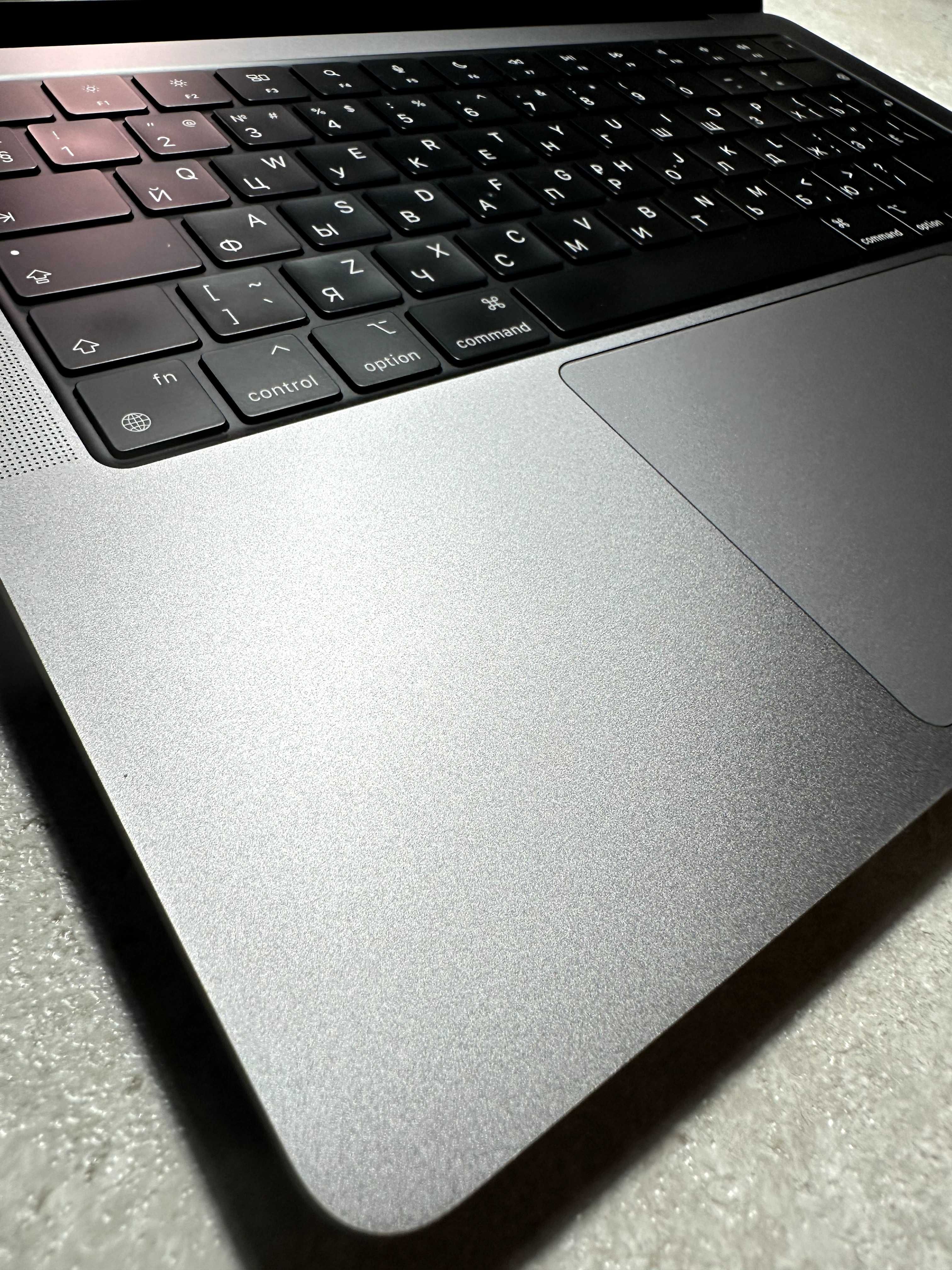 Ноутбук Apple MacBook Pro M2 14.2" / 16 Гб / SSD 512 Гб