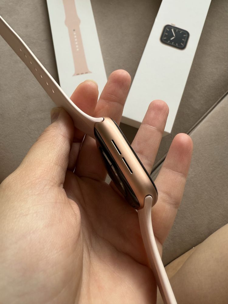 Продам Apple Watch 5 серии в идеальном состоянии