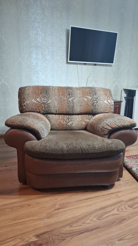 Диван  с двумя креслами