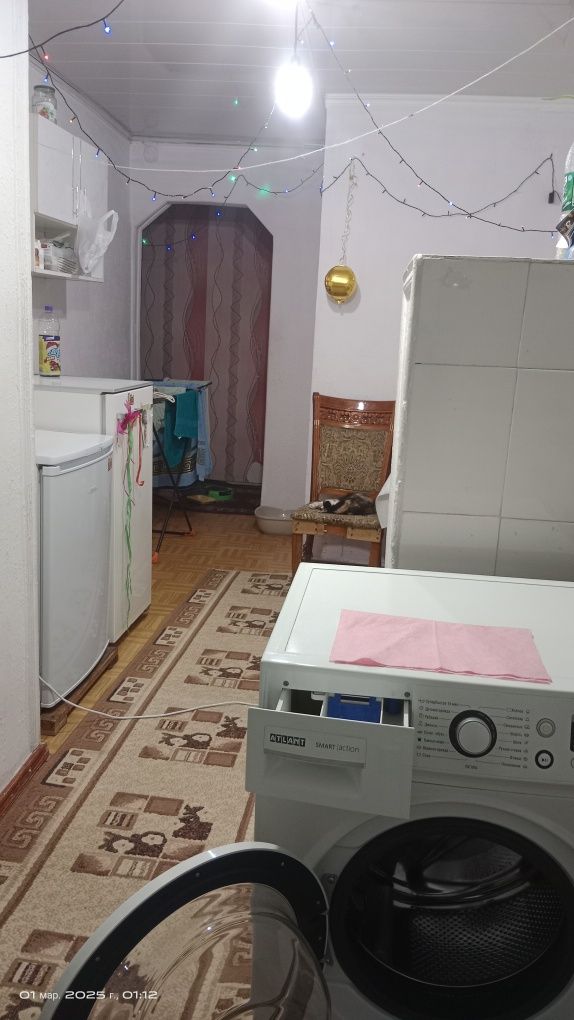 Возьму в квартиру девушку одну.