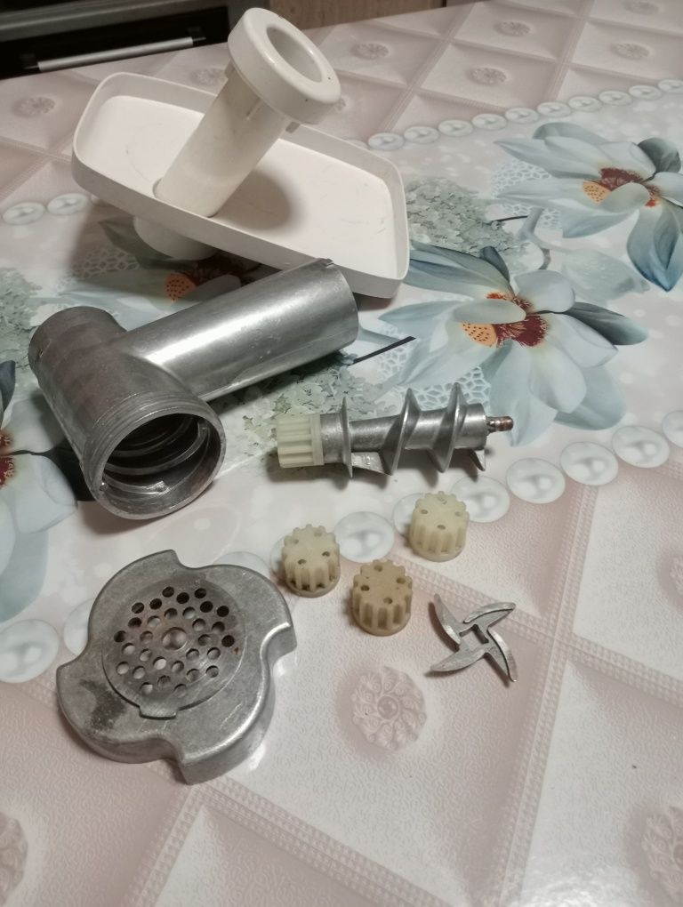 Продаем электрическую мясорубку ,соковыжималку.
