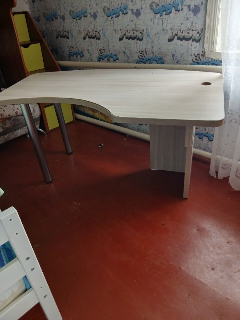 Продам стол компьютерный