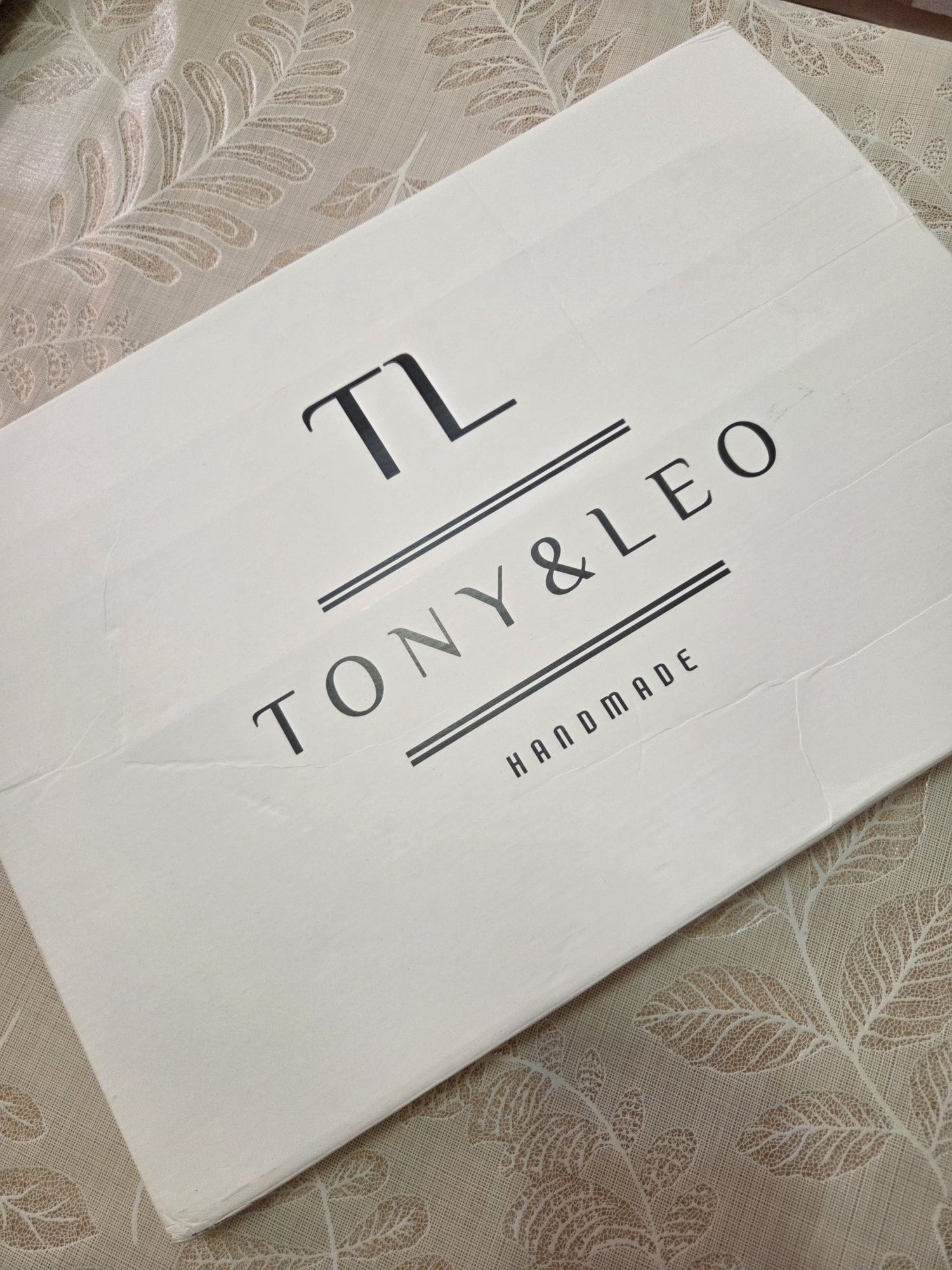 Чехол для ноутбука. Из натуральной кожи, черный. Бренд TONY&LEO.