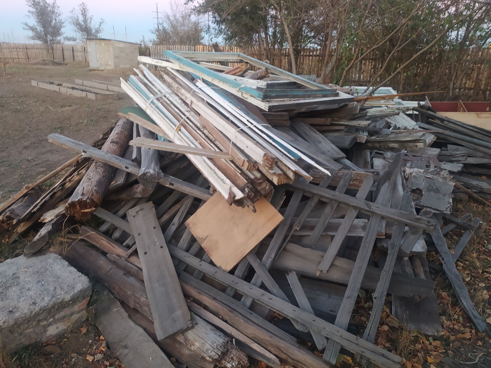 Продаю дрова хорошие качества можно зимой много готовят дровишки