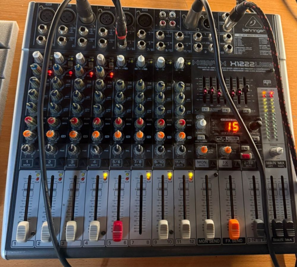 Колонки Behringer и пульт