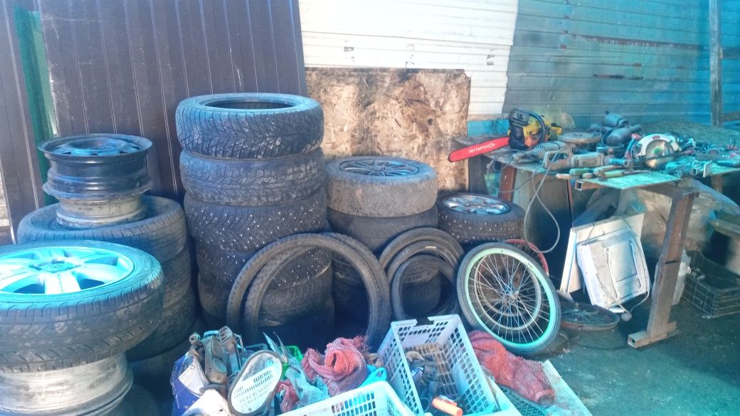 Продам комплект зимней резины на 14,с дисками, ещё комплект летней рез