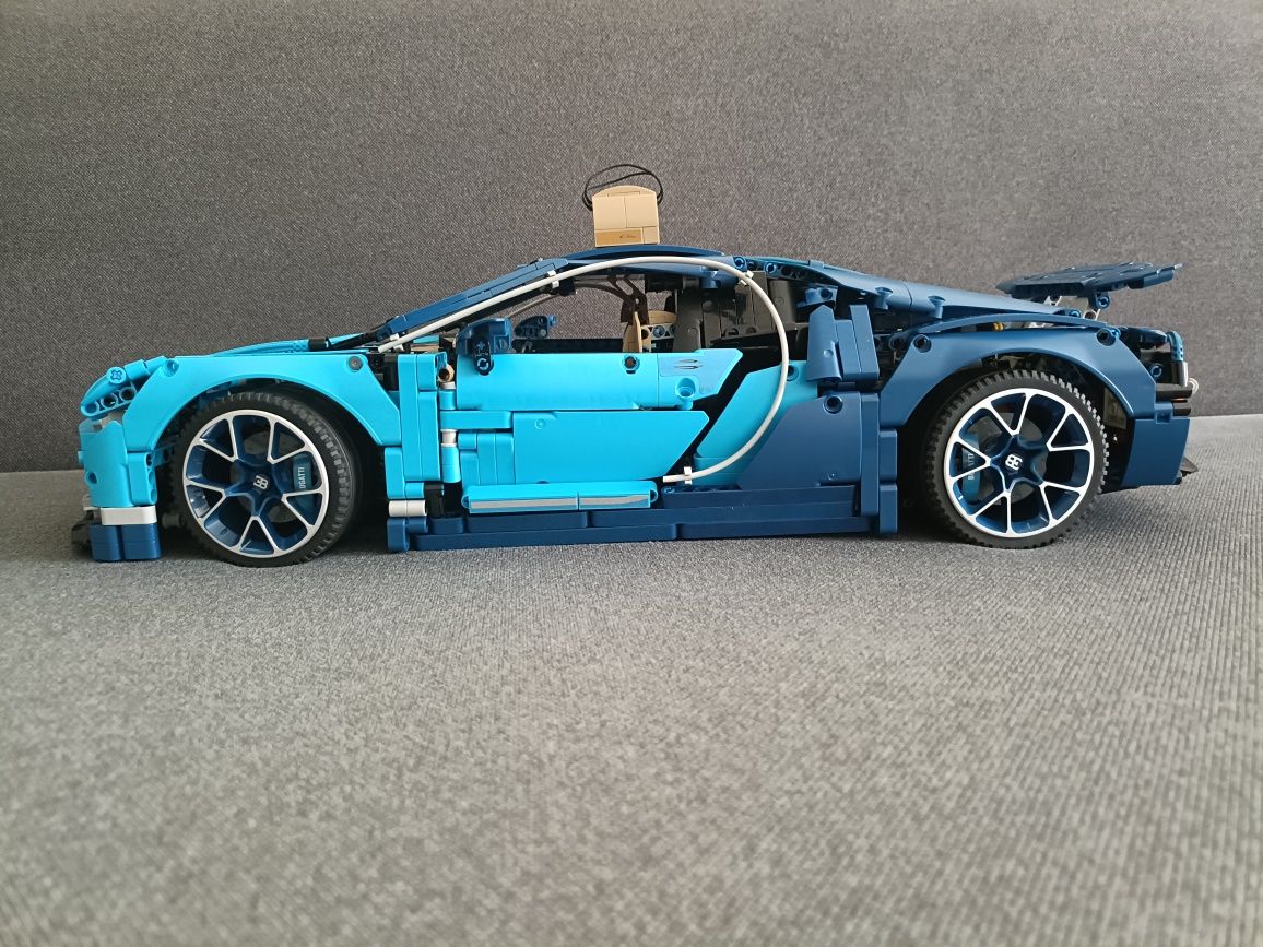 Сумка от Bugatti — шубу не вмещает, зато Chiron идёт в комплекте