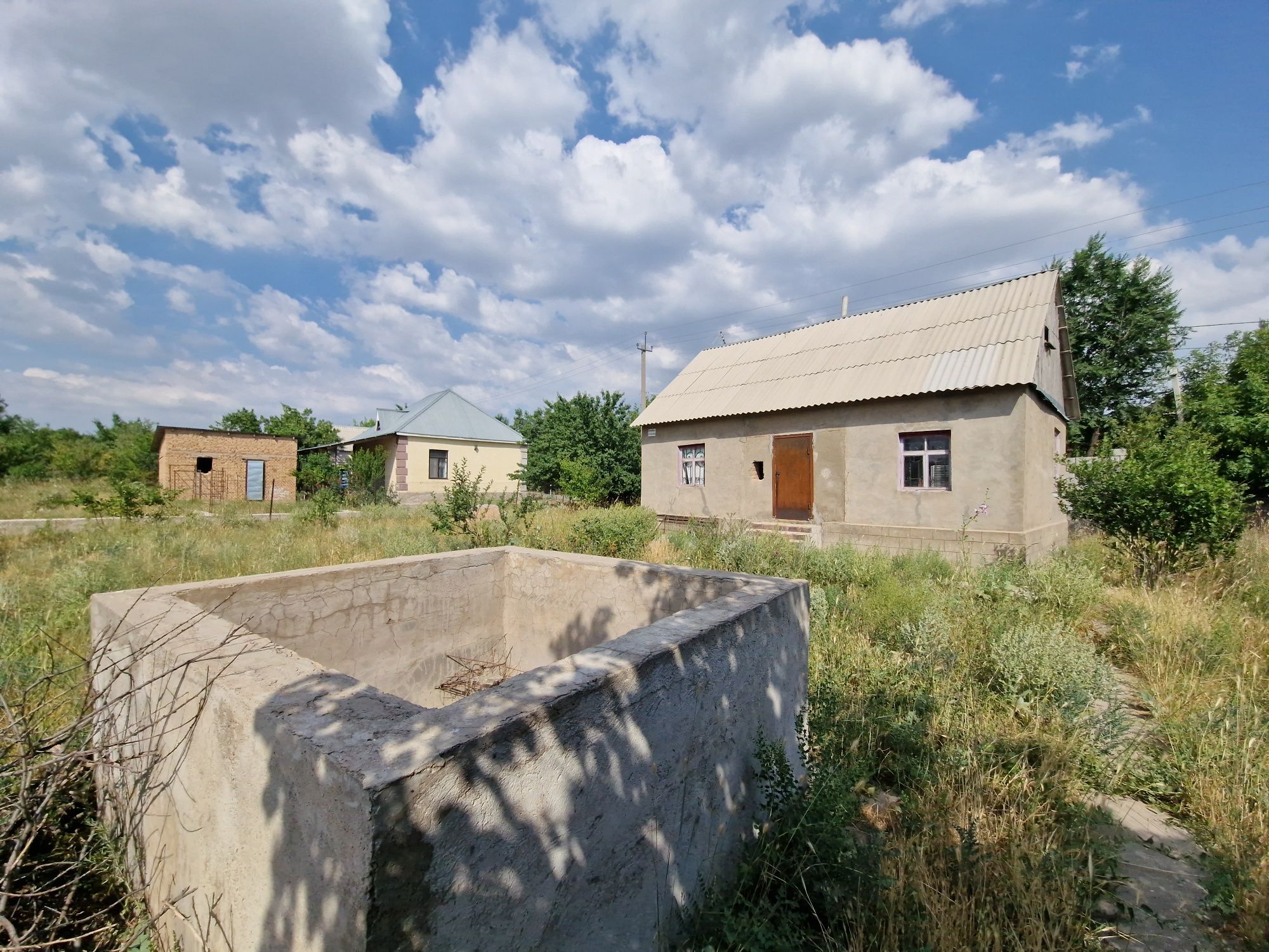 Бозарықта үй жерімен сатылады