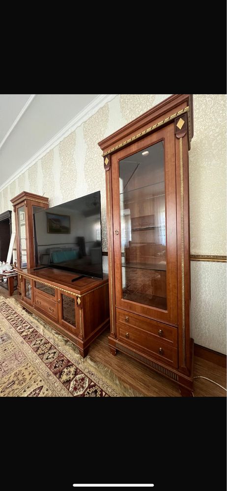 Продам мебельную стенку (горку) в классическом стиле — без телевизора