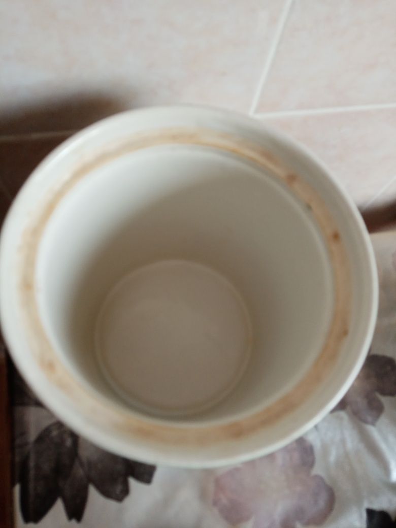 Продам ёмкость керамическую . Удобна для хранения сыпучих продуктов