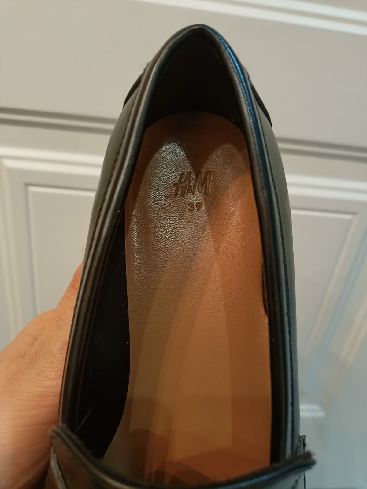 Новая кожаная лоферы фирма  H&M. 39р.