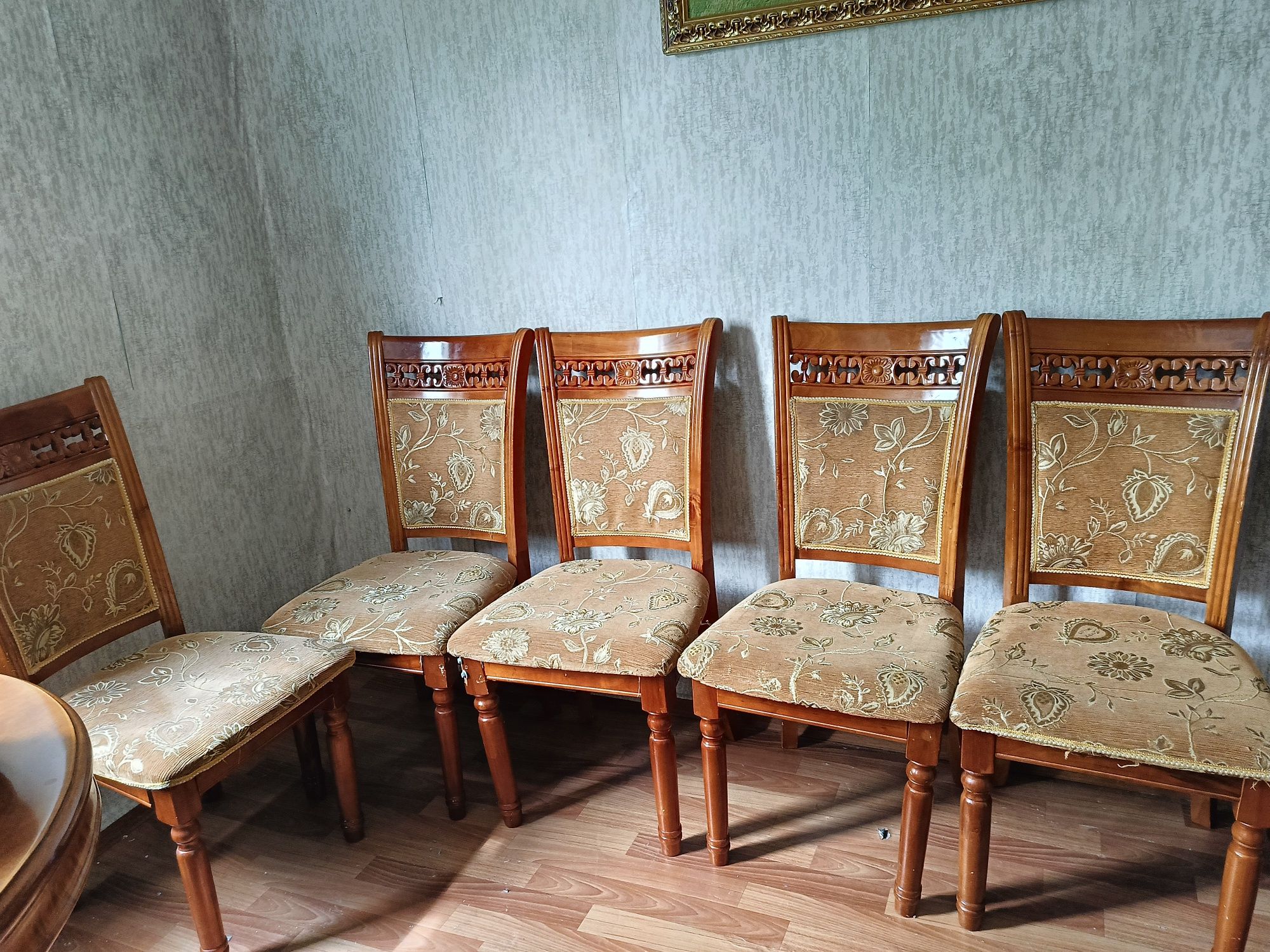 Продается стол для гостинной со стульями