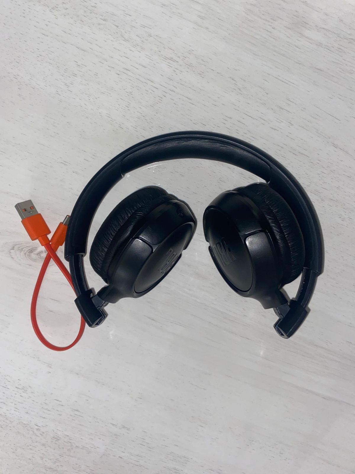 Продаются наушники JBL  в отличном состояний.