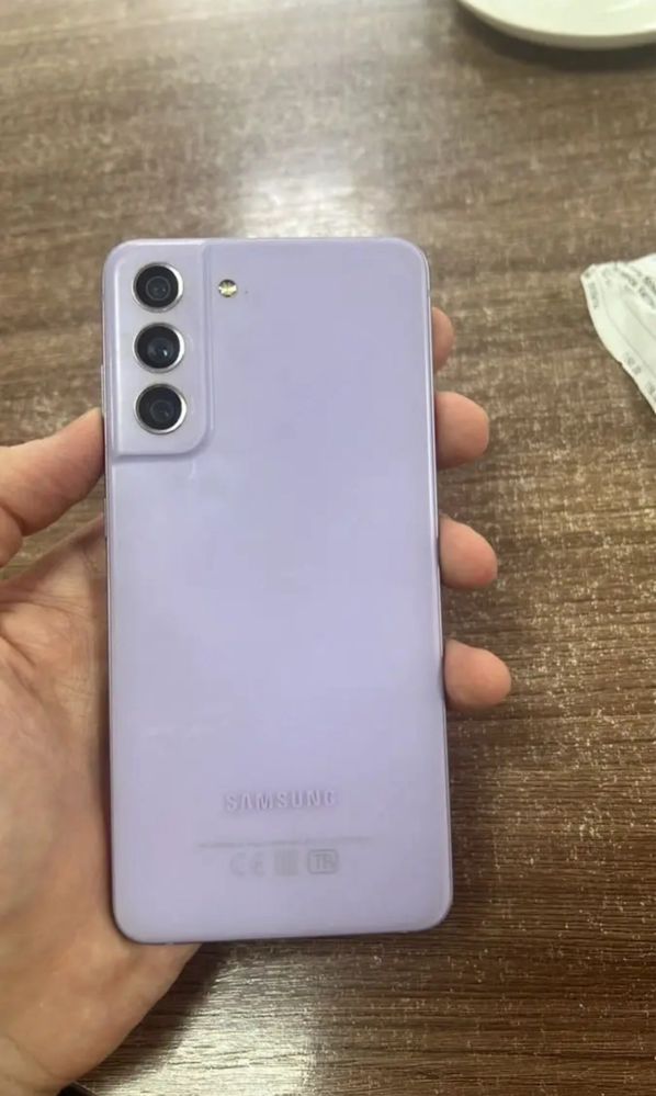 SAMSUNG S21 FE  8/256 GB в отличном состоянии, без минусов