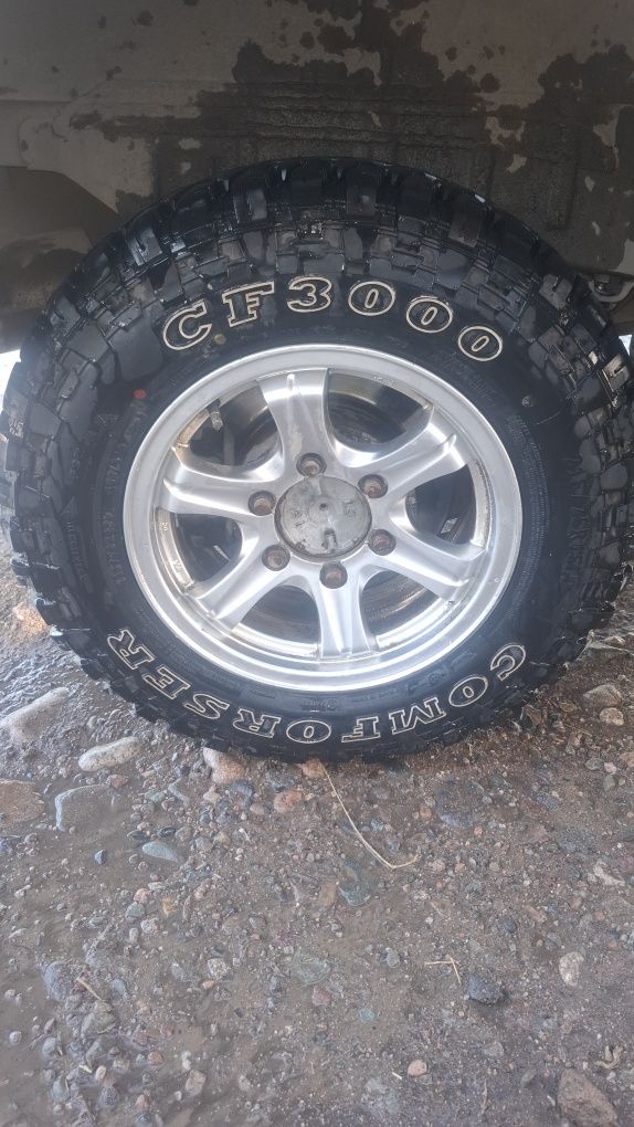 Продаю резины месте с дисками б/у оригинал Япония  215/75/R15 LT