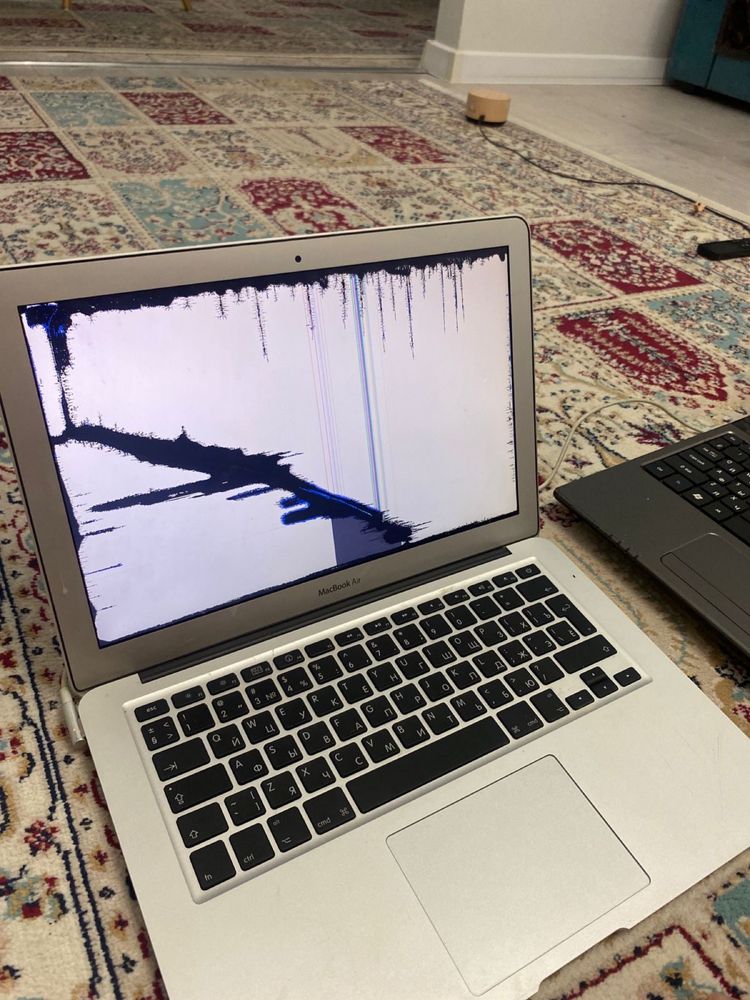 MacBook Air 13” (A1466) — не работает экран, с зарядкой
