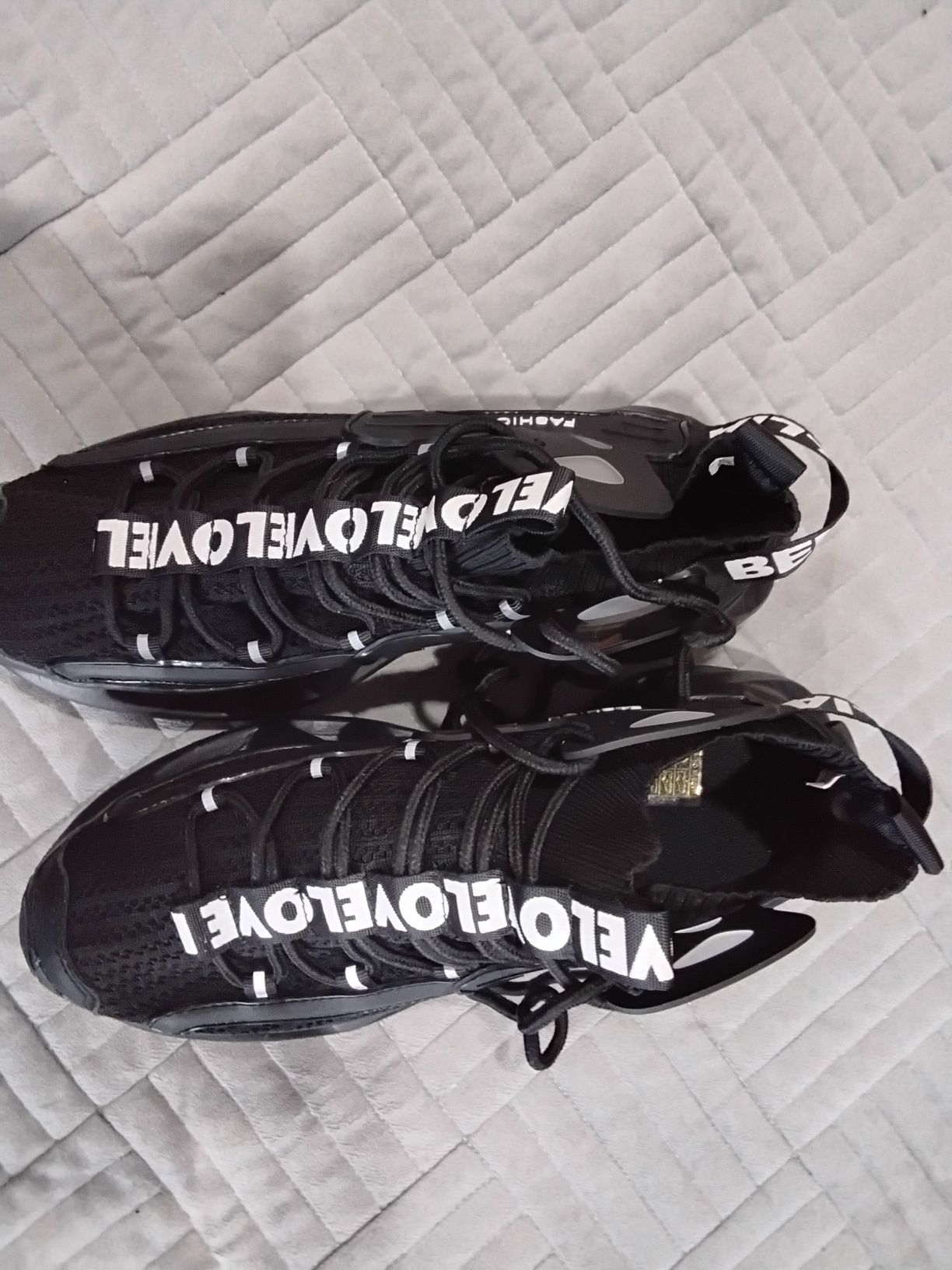 Продам кроссовки