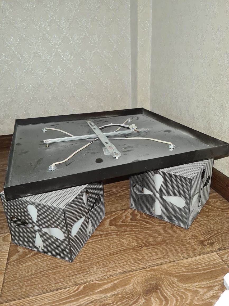 Продам люстры в белом и чёрном цвете.
