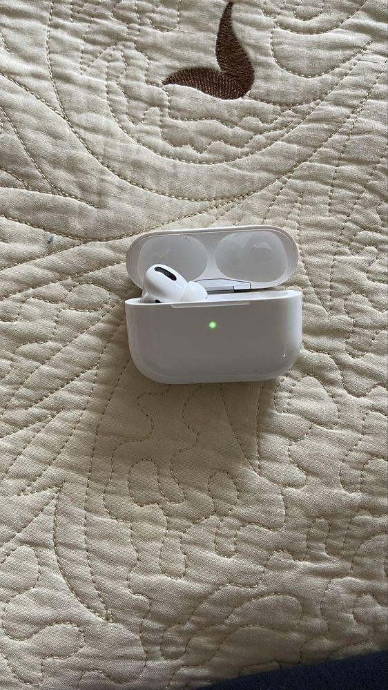 Айфоновские наушники AirPods pro