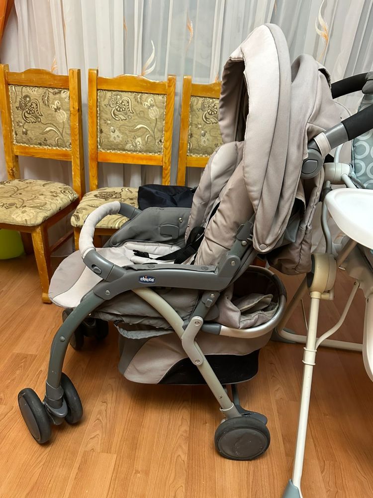 Коляска chicco. Также есть столик, еще одна коляска и санки