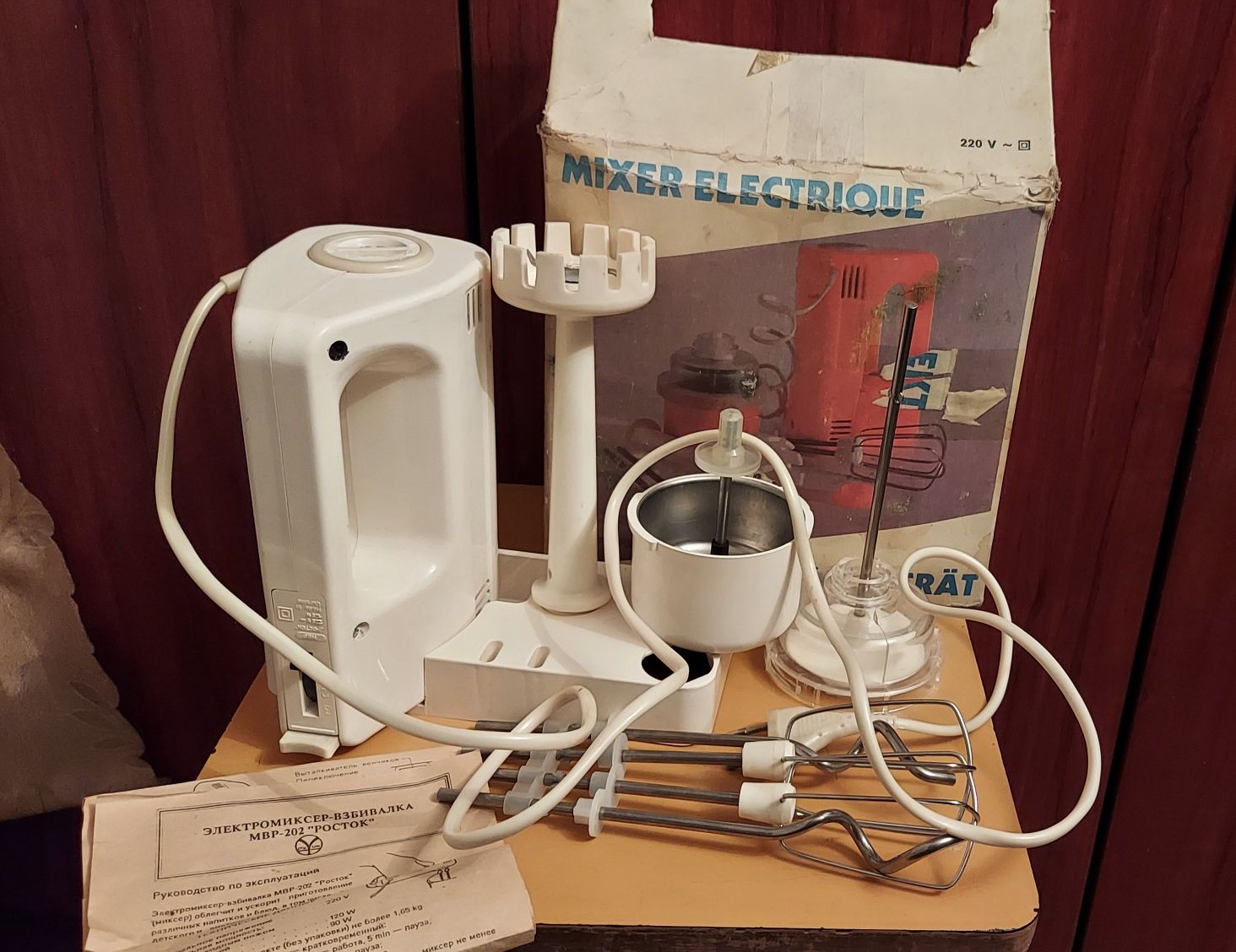 Миксер electrioue,рабочий с разными насадками