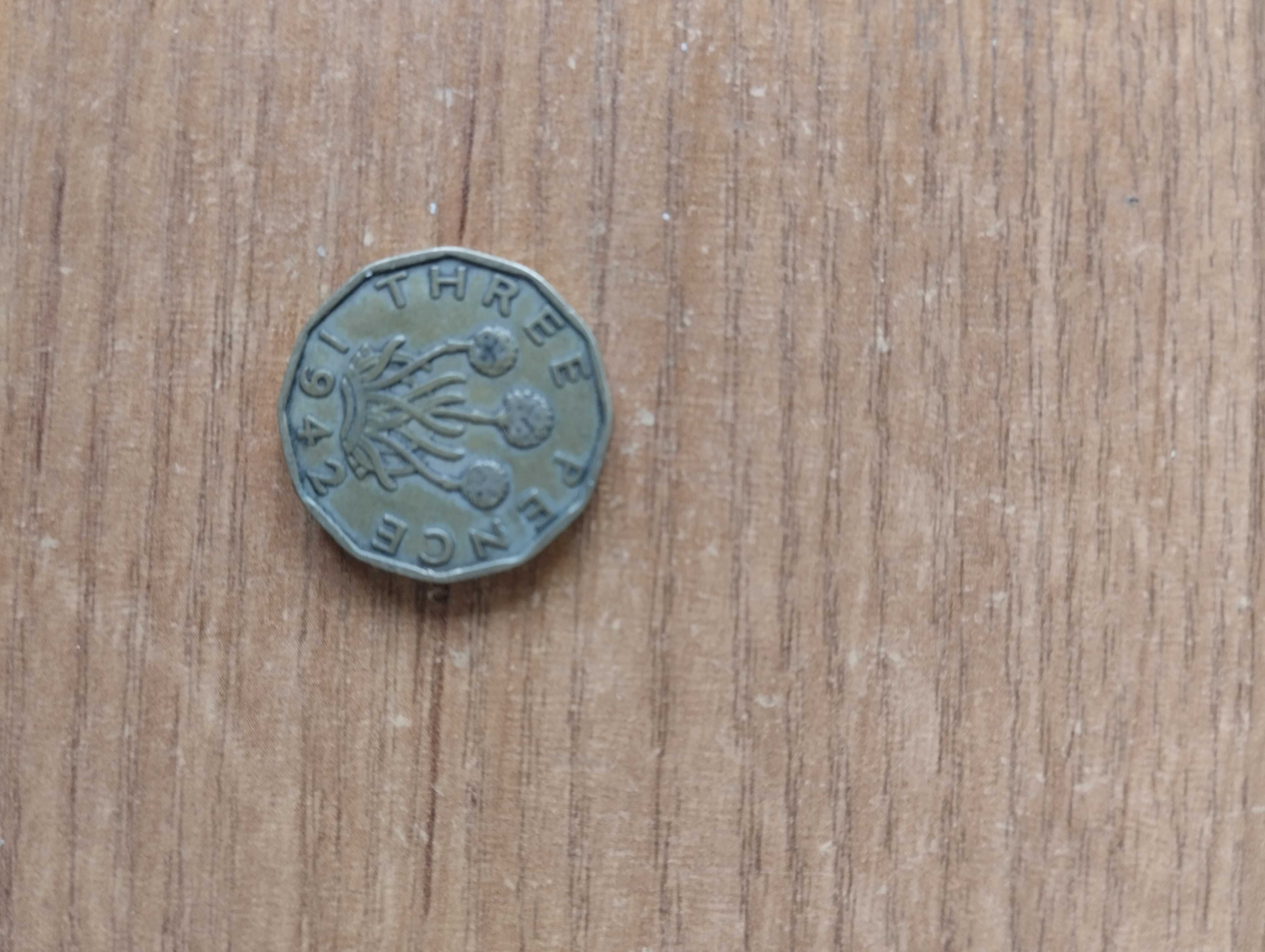 Продам старинную монету Three Pence 1942