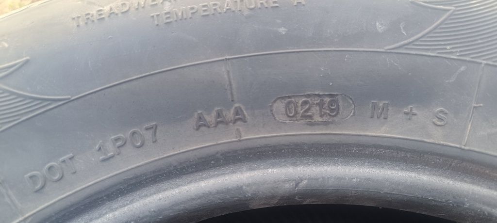Продам 2 шины 195/65 15