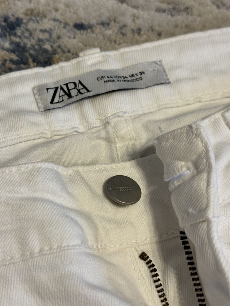 Белые джинсы zara