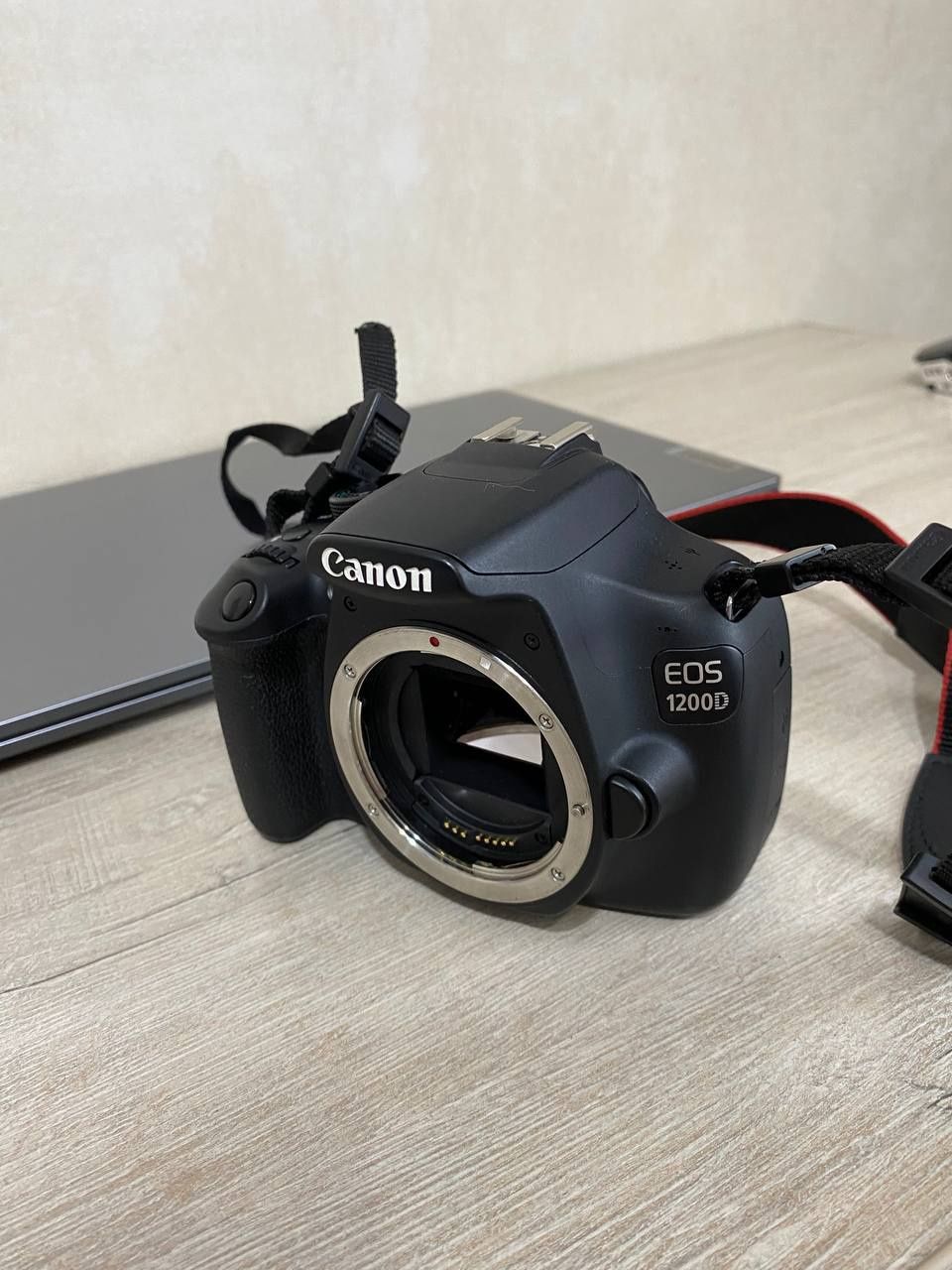 Продам Canon 1200D