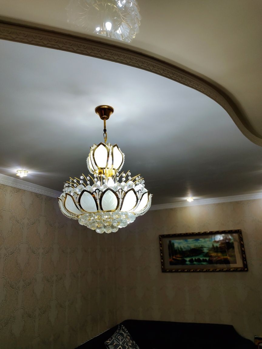 Люстра для зала холла