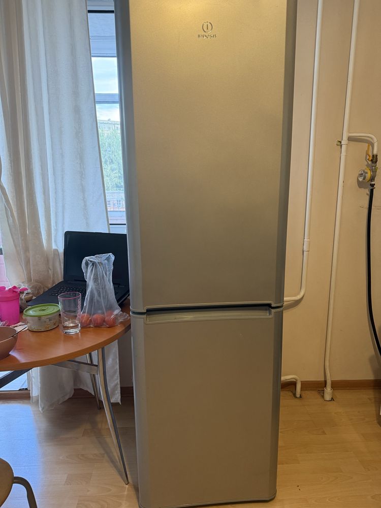 Б/у холодильник indesit IB201S