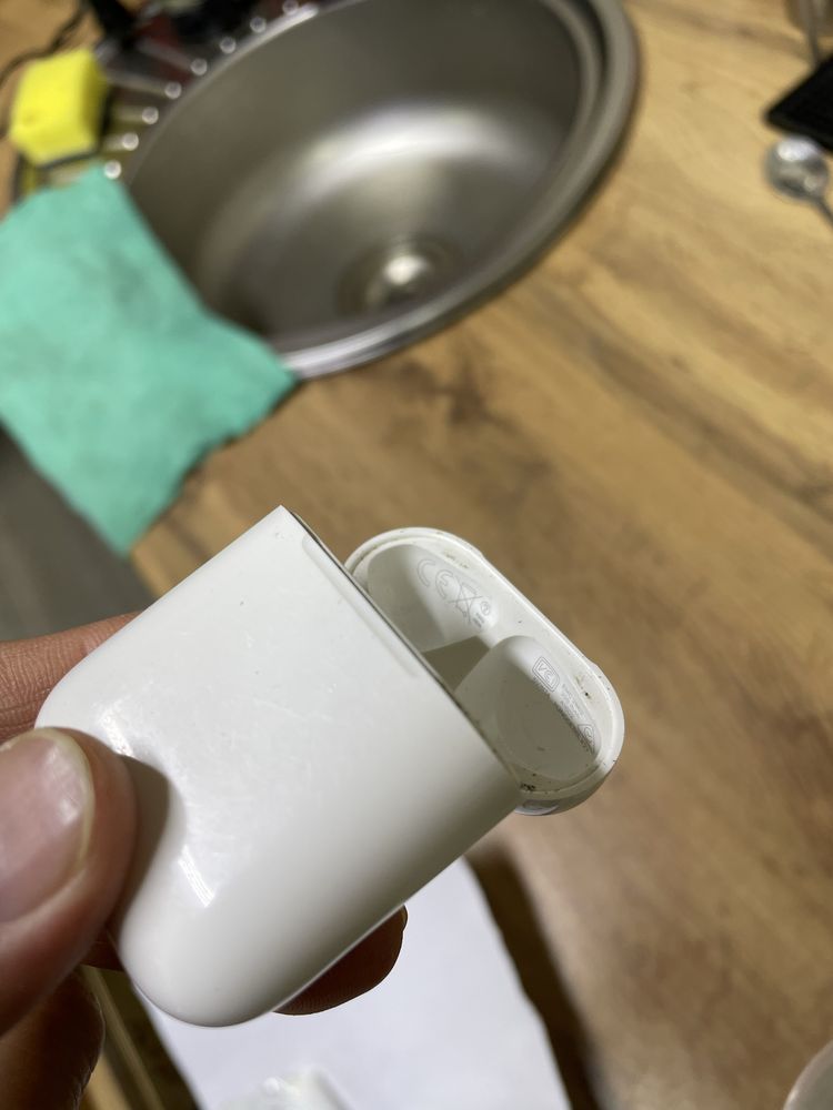 Продам кейс от AirPods 1 и AirPods 3