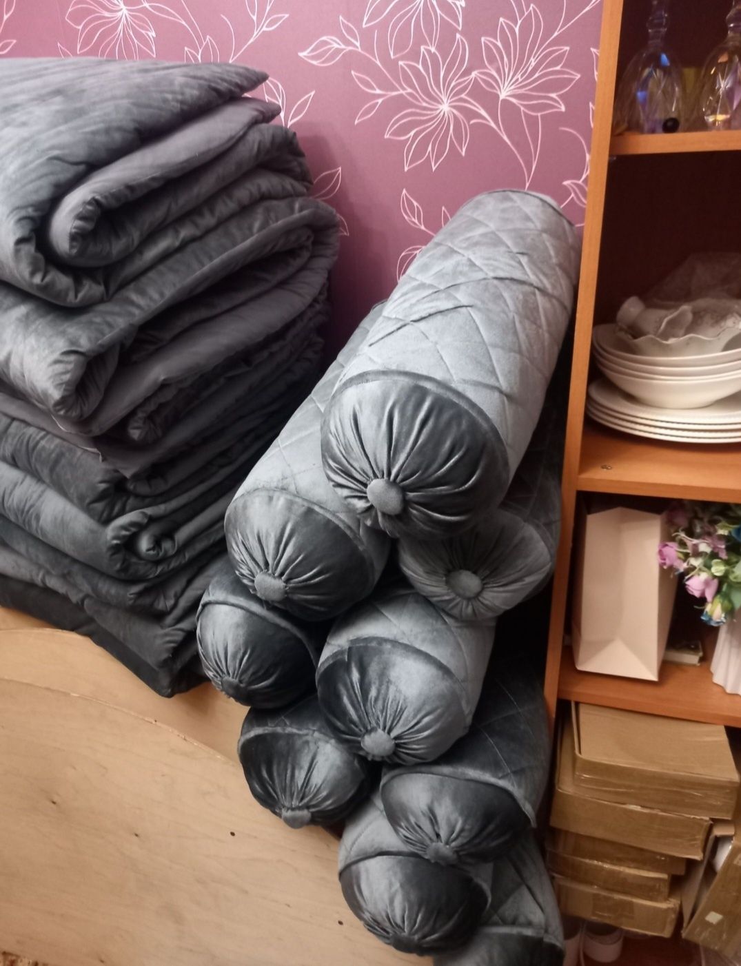Посуда + столы+ корпе+жастық.